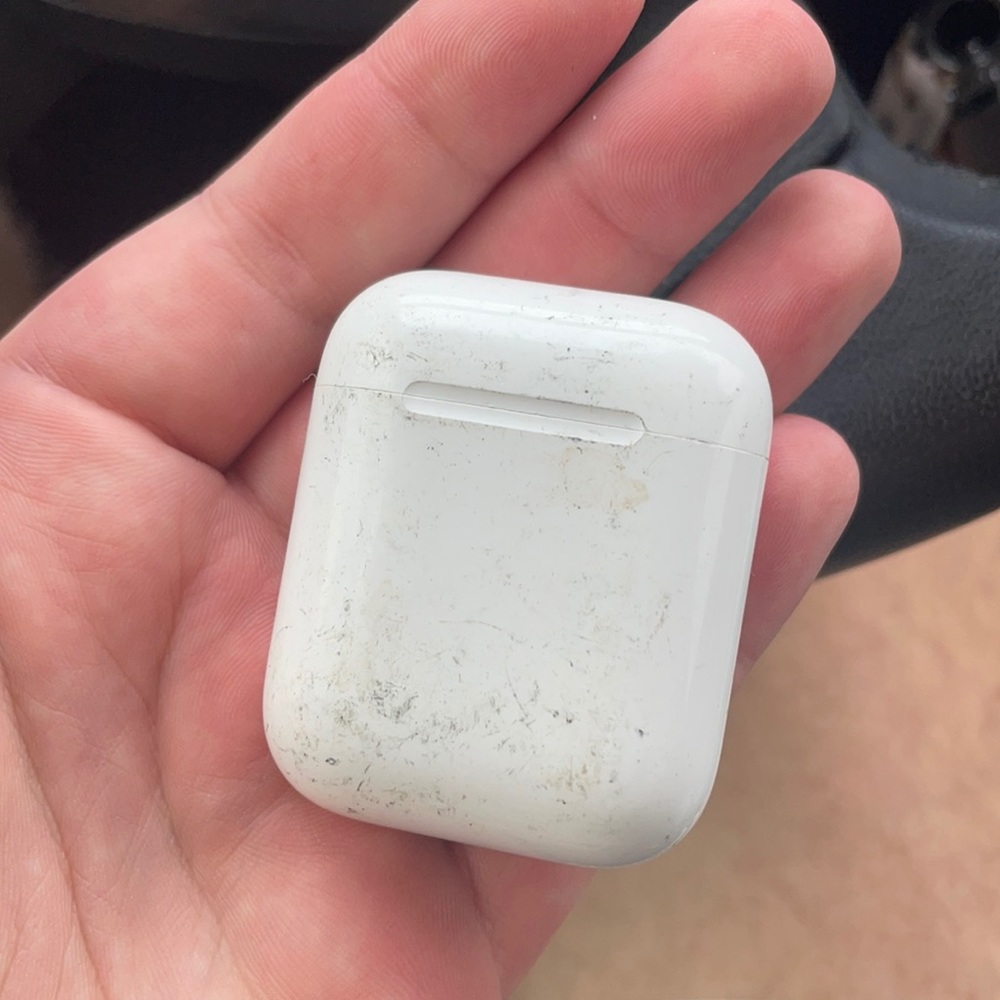 AirPods wireless charging case